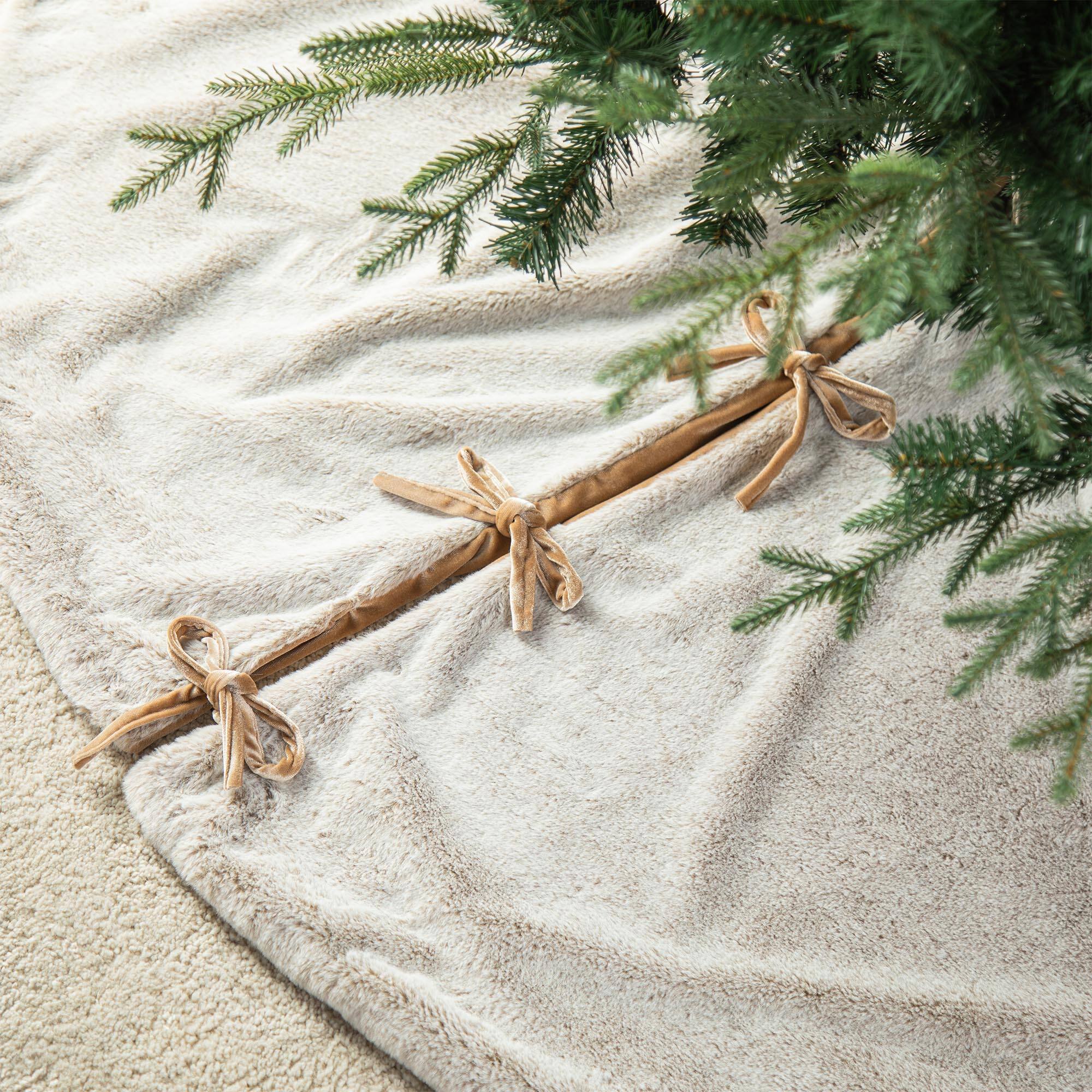 Glitzhome® 60" Milk Coffee Reversible Faux Rabbit Fur/Korean Fleece Christmas Tree Skirt